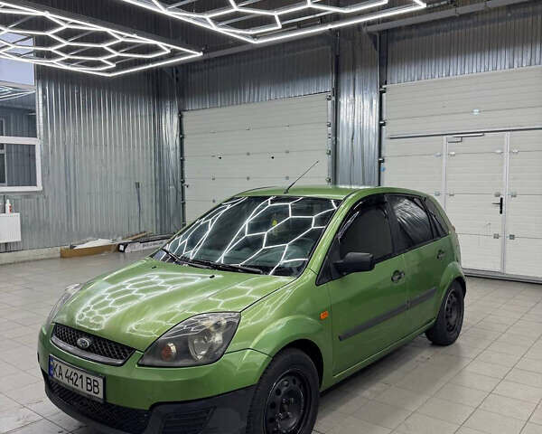 Зеленый Форд Фиеста, объемом двигателя 1.39 л и пробегом 300 тыс. км за 2400 $, фото 1 на Automoto.ua