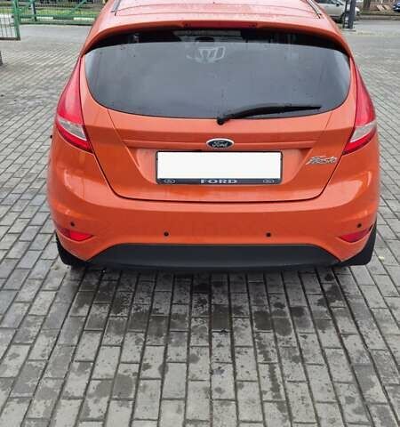 Оранжевый Форд Фиеста, объемом двигателя 1.4 л и пробегом 130 тыс. км за 6700 $, фото 1 на Automoto.ua