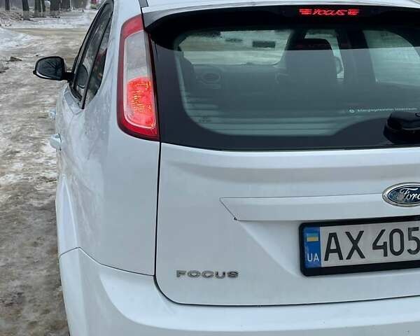 Белый Форд Фокус, объемом двигателя 1.6 л и пробегом 210 тыс. км за 5600 $, фото 1 на Automoto.ua