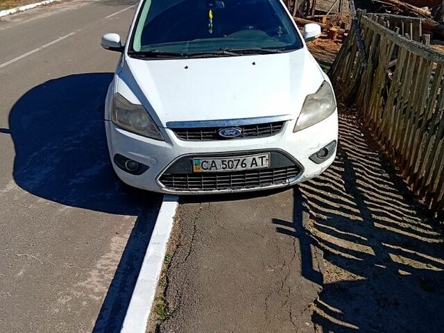 Белый Форд Фокус, объемом двигателя 1.8 л и пробегом 300 тыс. км за 2050 $, фото 1 на Automoto.ua