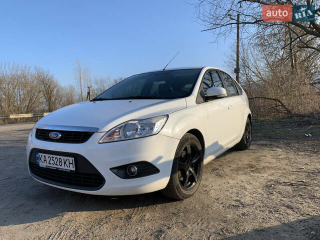 Белый Форд Фокус, объемом двигателя 1.6 л и пробегом 150 тыс. км за 5000 $, фото 1 на Automoto.ua
