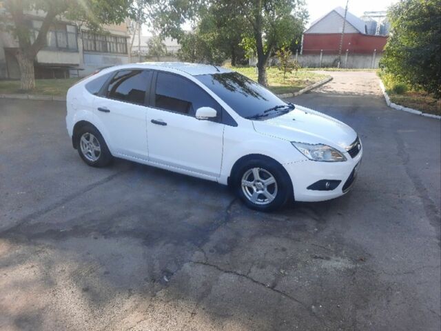 Белый Форд Фокус, объемом двигателя 1.6 л и пробегом 320 тыс. км за 5200 $, фото 1 на Automoto.ua