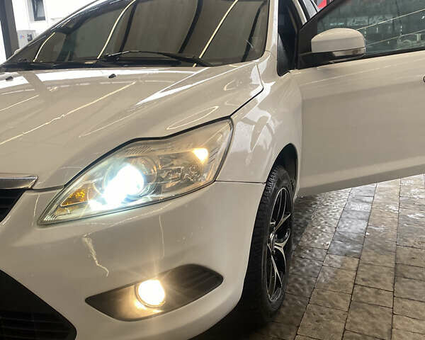 Білий Форд Фокус, об'ємом двигуна 1.6 л та пробігом 203 тис. км за 5600 $, фото 1 на Automoto.ua