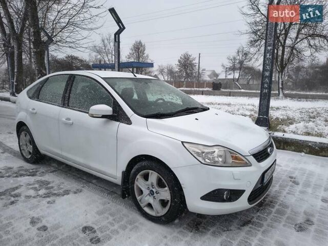 Белый Форд Фокус, объемом двигателя 1.6 л и пробегом 274 тыс. км за 4800 $, фото 1 на Automoto.ua