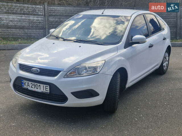 Белый Форд Фокус, объемом двигателя 1.4 л и пробегом 277 тыс. км за 5200 $, фото 1 на Automoto.ua