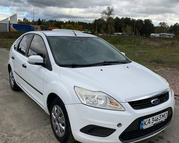 Белый Форд Фокус, объемом двигателя 1.4 л и пробегом 247 тыс. км за 6500 $, фото 1 на Automoto.ua