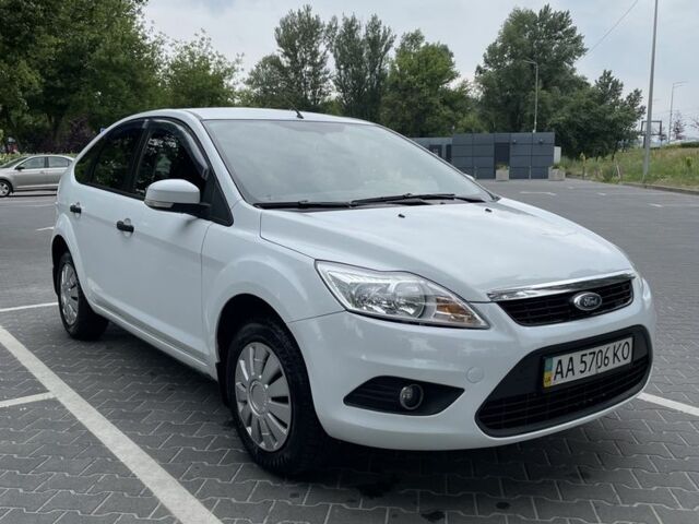 Белый Форд Фокус, объемом двигателя 1.4 л и пробегом 326 тыс. км за 4800 $, фото 1 на Automoto.ua
