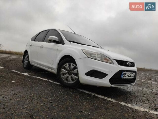 Білий Форд Фокус, об'ємом двигуна 1.39 л та пробігом 130 тис. км за 5800 $, фото 1 на Automoto.ua