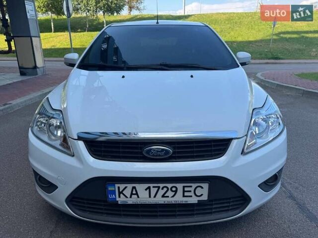 Белый Форд Фокус, объемом двигателя 1.4 л и пробегом 200 тыс. км за 4600 $, фото 1 на Automoto.ua