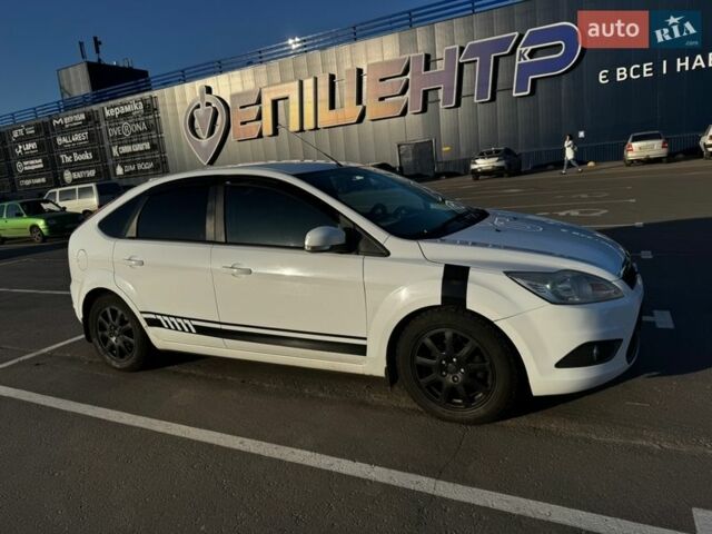 Белый Форд Фокус, объемом двигателя 1.6 л и пробегом 187 тыс. км за 4800 $, фото 1 на Automoto.ua