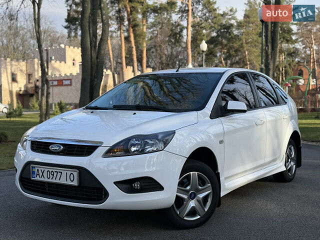 Белый Форд Фокус, объемом двигателя 1.4 л и пробегом 200 тыс. км за 5500 $, фото 1 на Automoto.ua