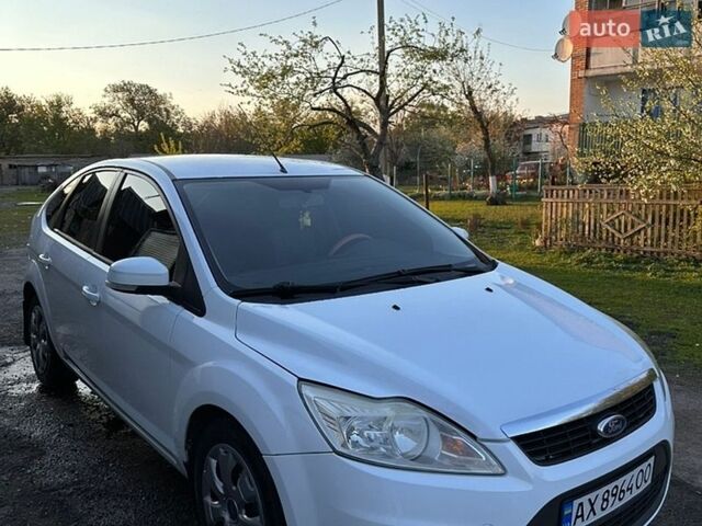 Белый Форд Фокус, объемом двигателя 1.6 л и пробегом 218 тыс. км за 5500 $, фото 1 на Automoto.ua