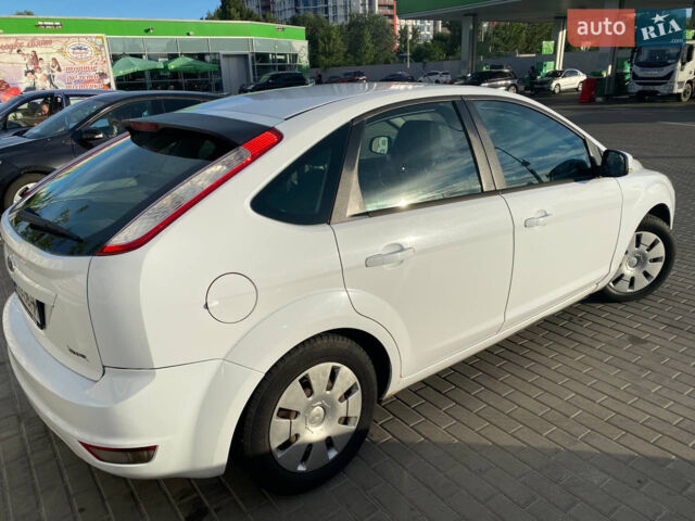 Белый Форд Фокус, объемом двигателя 1.4 л и пробегом 234 тыс. км за 6300 $, фото 1 на Automoto.ua