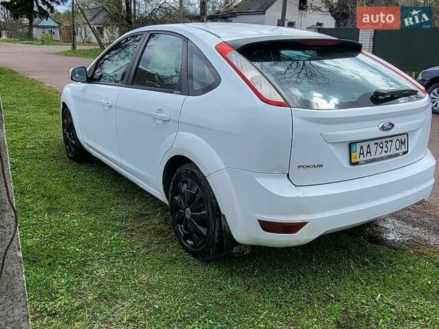 Белый Форд Фокус, объемом двигателя 1.6 л и пробегом 237 тыс. км за 4500 $, фото 1 на Automoto.ua