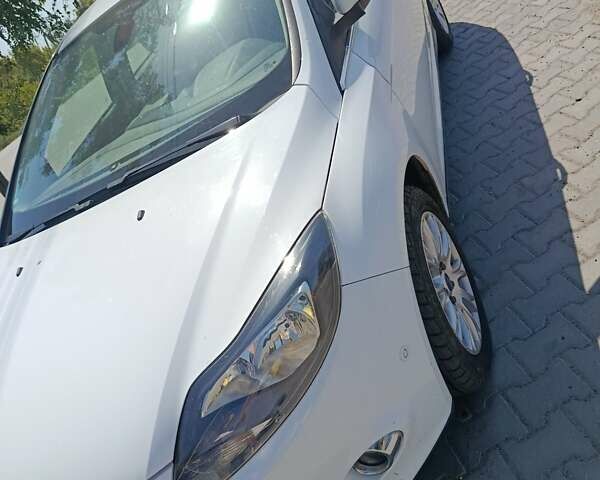 Белый Форд Фокус, объемом двигателя 1.6 л и пробегом 180 тыс. км за 8300 $, фото 1 на Automoto.ua