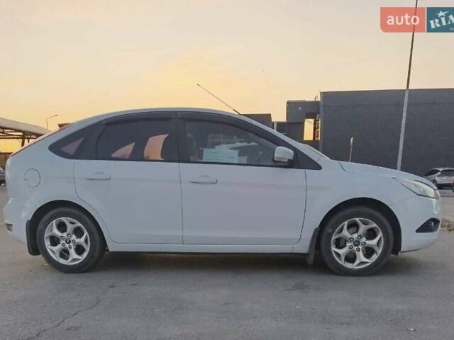 Белый Форд Фокус, объемом двигателя 1.6 л и пробегом 197 тыс. км за 6500 $, фото 1 на Automoto.ua