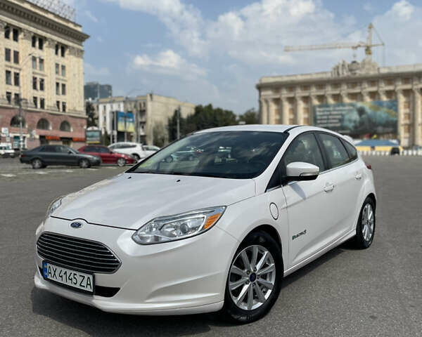 Белый Форд Фокус, объемом двигателя 0 л и пробегом 135 тыс. км за 7600 $, фото 1 на Automoto.ua