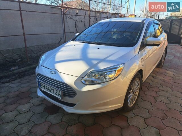 Белый Форд Фокус, объемом двигателя 0 л и пробегом 104 тыс. км за 9300 $, фото 1 на Automoto.ua