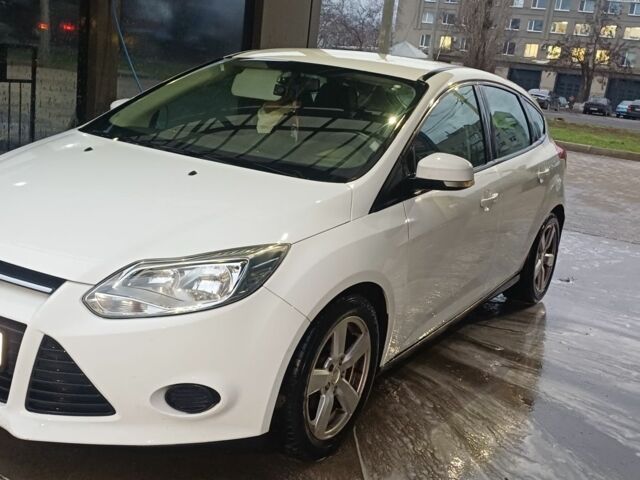 Белый Форд Фокус, объемом двигателя 1 л и пробегом 285 тыс. км за 6400 $, фото 1 на Automoto.ua