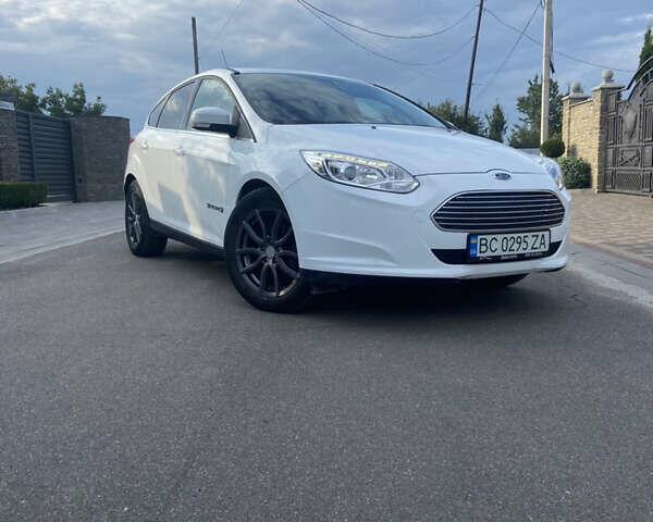 Белый Форд Фокус, объемом двигателя 0 л и пробегом 115 тыс. км за 5400 $, фото 1 на Automoto.ua