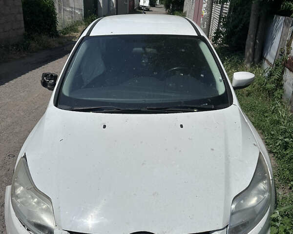 Білий Форд Фокус, об'ємом двигуна 2 л та пробігом 160 тис. км за 3500 $, фото 1 на Automoto.ua