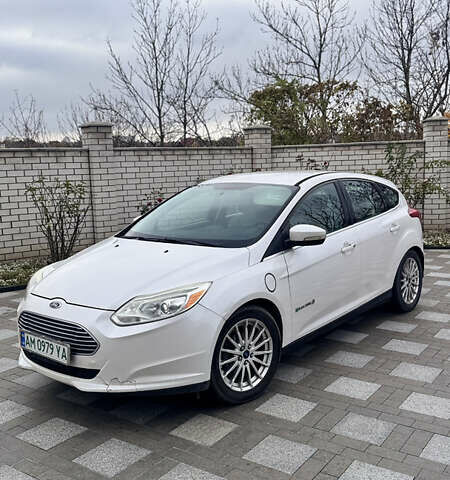 Білий Форд Фокус, об'ємом двигуна 0 л та пробігом 147 тис. км за 5600 $, фото 1 на Automoto.ua