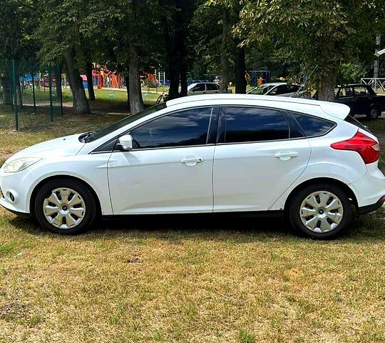 Білий Форд Фокус, об'ємом двигуна 1 л та пробігом 236 тис. км за 4500 $, фото 1 на Automoto.ua
