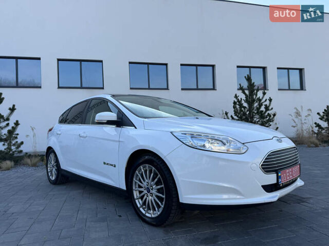 Белый Форд Фокус, объемом двигателя 0 л и пробегом 163 тыс. км за 5500 $, фото 1 на Automoto.ua