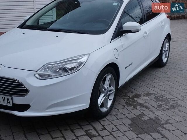 Белый Форд Фокус, объемом двигателя 0 л и пробегом 120 тыс. км за 7500 $, фото 1 на Automoto.ua
