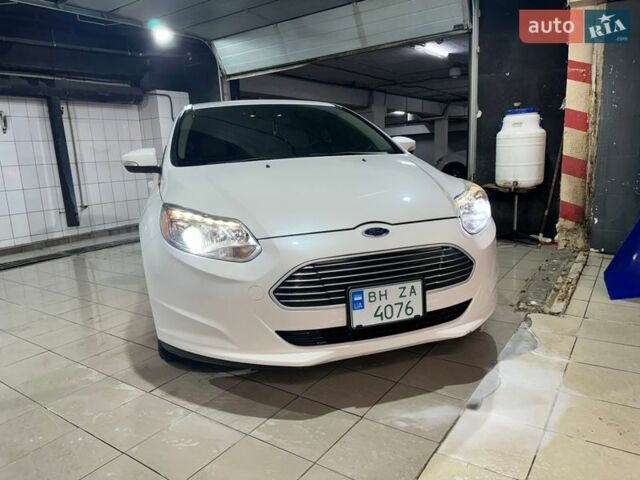 Білий Форд Фокус, об'ємом двигуна 0 л та пробігом 122 тис. км за 8500 $, фото 1 на Automoto.ua