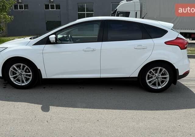 Форд Фокус 2016 у Чернівцях на Automoto.ua Білий Форд Фокус, об'ємом двигуна 1 л та пробігом 190 тис. км за 7600 $, фото 1 на Automoto.ua
