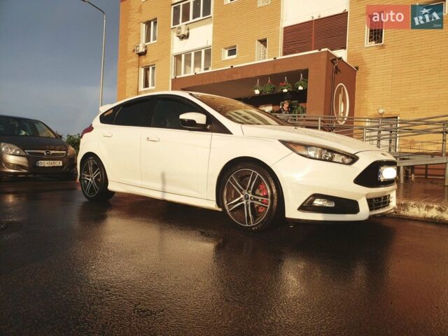 Білий Форд Фокус, об'ємом двигуна 2 л та пробігом 34 тис. км за 13600 $, фото 1 на Automoto.ua