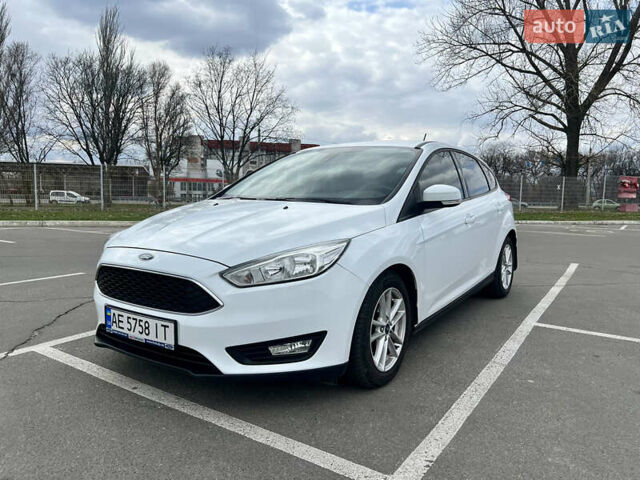 Белый Форд Фокус, объемом двигателя 1 л и пробегом 63 тыс. км за 10000 $, фото 1 на Automoto.ua