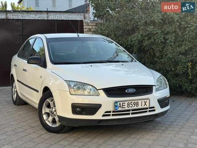 Белый Форд Фокус, объемом двигателя 1.6 л и пробегом 240 тыс. км за 3900 $, фото 1 на Automoto.ua