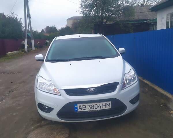 Белый Форд Фокус, объемом двигателя 1.6 л и пробегом 180 тыс. км за 4500 $, фото 1 на Automoto.ua