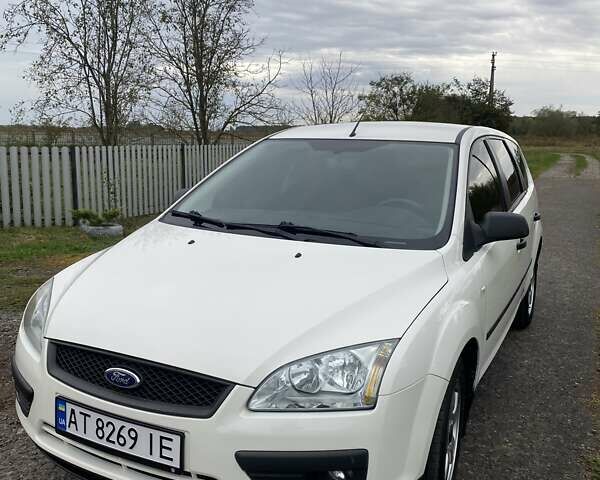 Белый Форд Фокус, объемом двигателя 1.6 л и пробегом 250 тыс. км за 4650 $, фото 1 на Automoto.ua