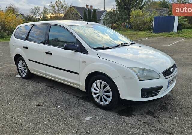 Белый Форд Фокус, объемом двигателя 1.6 л и пробегом 295 тыс. км за 3300 $, фото 1 на Automoto.ua