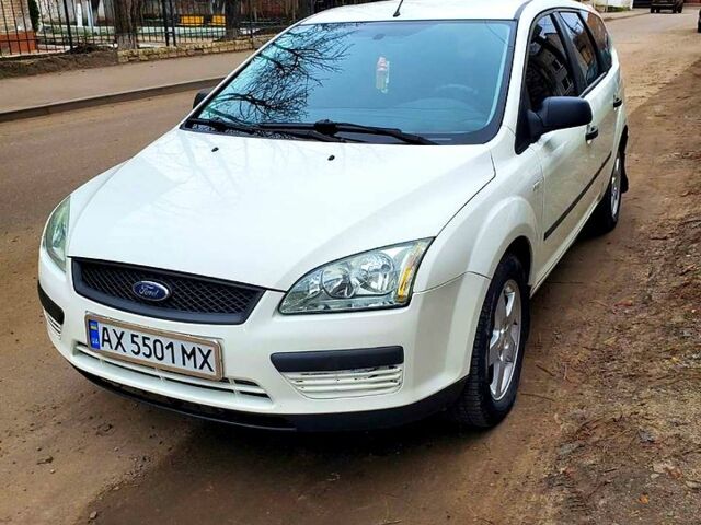 Білий Форд Фокус, об'ємом двигуна 1.6 л та пробігом 247 тис. км за 5600 $, фото 1 на Automoto.ua