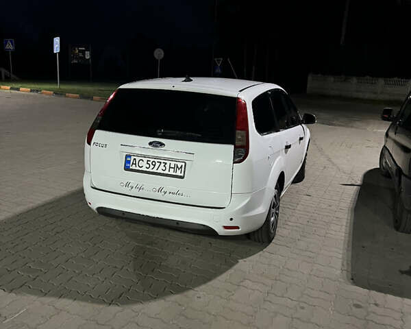 Белый Форд Фокус, объемом двигателя 1.6 л и пробегом 266 тыс. км за 6200 $, фото 1 на Automoto.ua