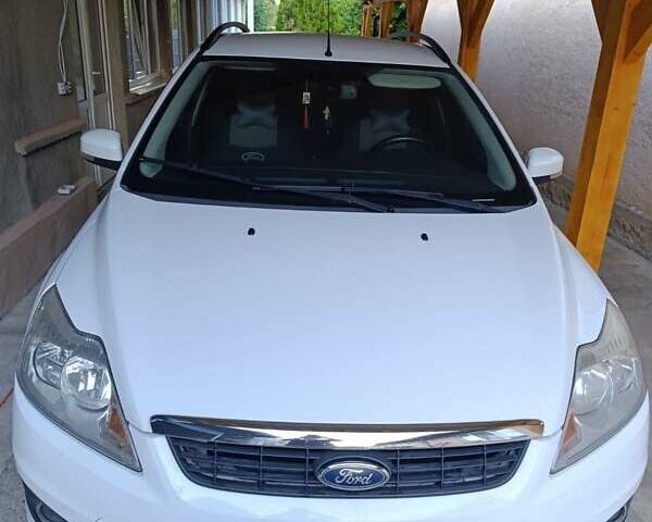 Белый Форд Фокус, объемом двигателя 1.6 л и пробегом 250 тыс. км за 5000 $, фото 1 на Automoto.ua