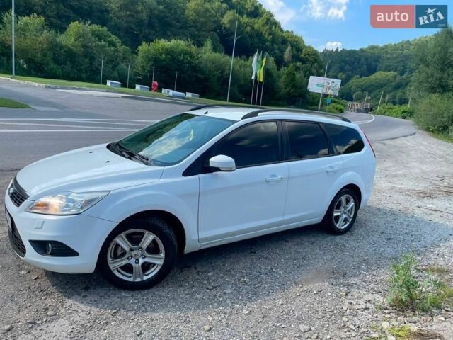 Белый Форд Фокус, объемом двигателя 1.6 л и пробегом 350 тыс. км за 4800 $, фото 1 на Automoto.ua