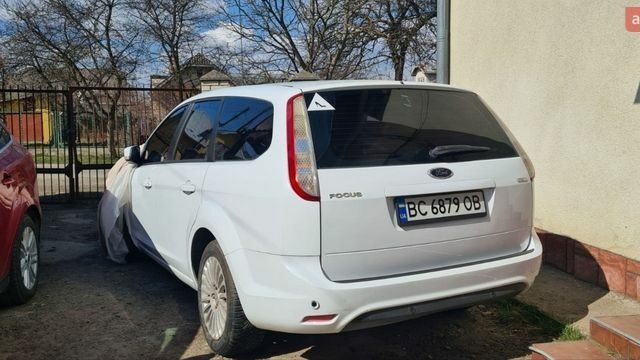 Белый Форд Фокус, объемом двигателя 1.6 л и пробегом 310 тыс. км за 3200 $, фото 1 на Automoto.ua