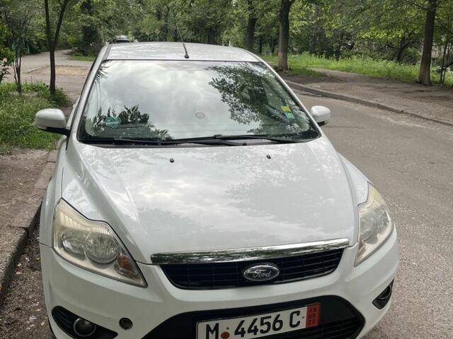 Белый Форд Фокус, объемом двигателя 1.6 л и пробегом 256 тыс. км за 3000 $, фото 1 на Automoto.ua