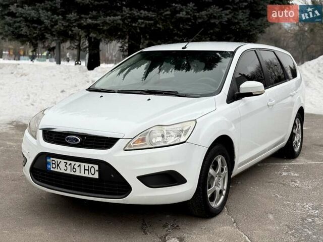 Білий Форд Фокус, об'ємом двигуна 2 л та пробігом 280 тис. км за 5450 $, фото 1 на Automoto.ua