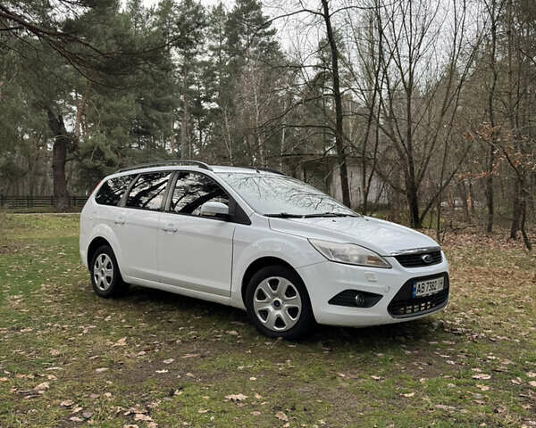 Белый Форд Фокус, объемом двигателя 1.6 л и пробегом 230 тыс. км за 5600 $, фото 1 на Automoto.ua