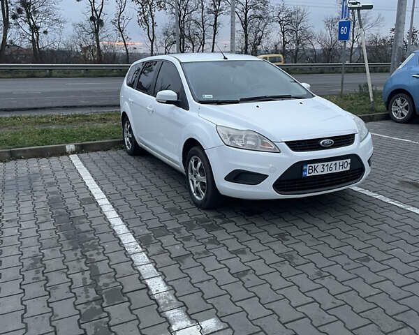 Белый Форд Фокус, объемом двигателя 2 л и пробегом 323 тыс. км за 6250 $, фото 1 на Automoto.ua
