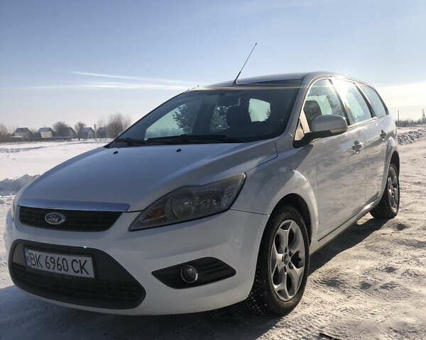 Белый Форд Фокус, объемом двигателя 2 л и пробегом 300 тыс. км за 6700 $, фото 1 на Automoto.ua