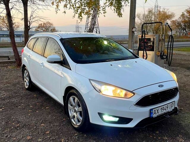 Форд Фокус 2015 в Харькове на Automoto.ua Белый Форд Фокус, объемом двигателя 1 л и пробегом 200 тыс. км за 7000 $, фото 1 на Automoto.ua