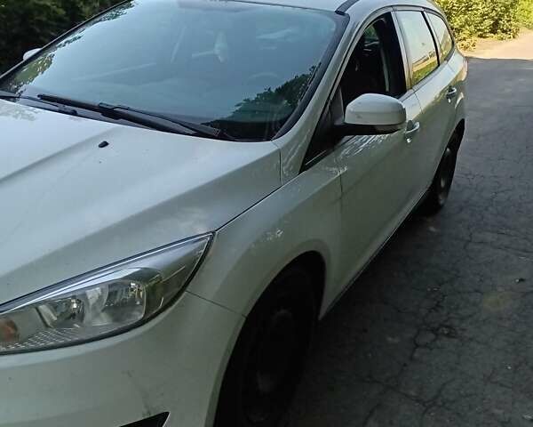 Белый Форд Фокус, объемом двигателя 1 л и пробегом 177 тыс. км за 7000 $, фото 1 на Automoto.ua