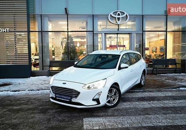 Белый Форд Фокус, объемом двигателя 1.5 л и пробегом 114 тыс. км за 12081 $, фото 1 на Automoto.ua